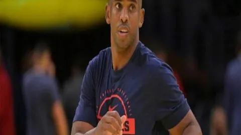 教练在巴特勒替补期间绘制战术板